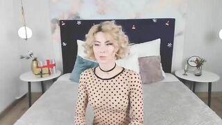 Short-haired blonde TraciMoore cam video